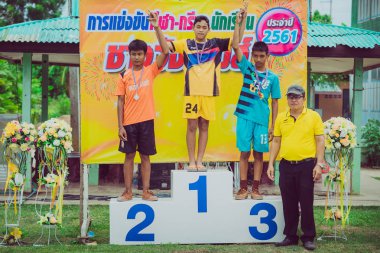 KANCHANABURI THAILAND - 2 AĞUSTOS: okulun atletizm yarışma madalyası ödül töreni. 2 Ağustos 2018 'de Kanchanaburi, Tayland' daki WatNongsua Okulu 'nda.