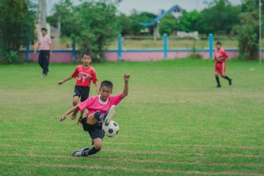 KANCHANABURI THAILAND - 24 Temmuz 2018 'de gençler futbol takımları arasında Kanchanaburi, Tayland' daki Nongthabong Okulu 'nda antrenman ve futbol maçı