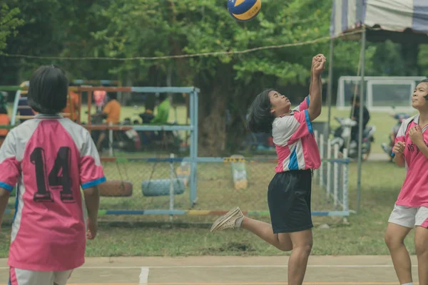 KANCHANABURI Tajlandia - LIPIEC 18: Niezidentyfikowane uczennice grają w siatkówkę w parku publicznym 18 lipca 2018 roku w Kanchanaburi, Tajlandia — Zdjęcie stockowe