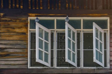 Eski ahşap evin eski ahşap penceresinde güvercinler.