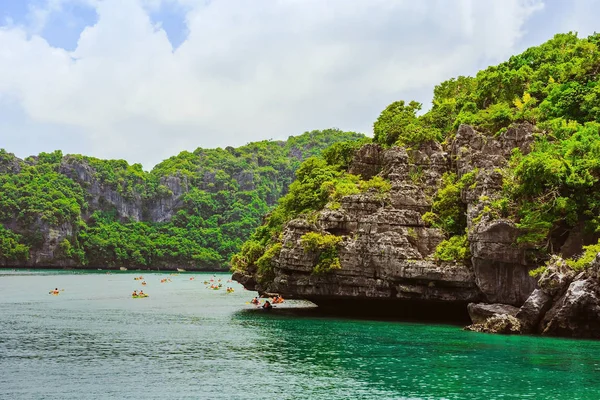 Kayak turístico en azul Océano turquesa idílico para explorar cerca de la isla con exuberantes árboles de selva verde y montañas de piedra caliza en el Parque Nacional Marino Ang Thong, Tailandia . — Foto de Stock