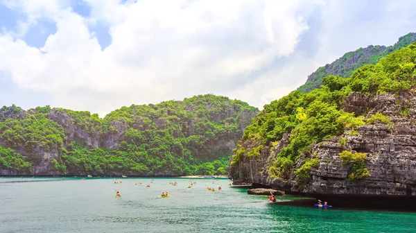 Kayak turístico en azul Océano turquesa idílico para explorar cerca de la isla con exuberantes árboles de selva verde y montañas de piedra caliza en el Parque Nacional Marino Ang Thong, Tailandia . — Foto de Stock