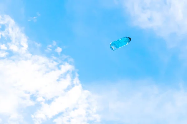 Garrafa Álcool Séptico Flutuando Fundo Céu Azul Campanha Para Evitar — Fotografia de Stock
