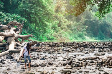 RATCHABURI THAILAND-JANUARY 19. 2020: Ratchaburi Tayland 'da 19 Ocak 2020' de Ohpoi Market 'te kimliği belirsiz insanlar ziyarete, dinlenmeye ve yüzmeye geliyor.