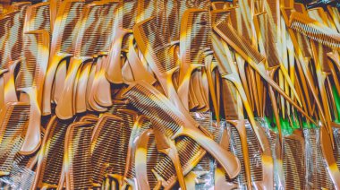 Yerel pazarda satılık pek çok kahverengi plastik tarağın üst görüntüsü.