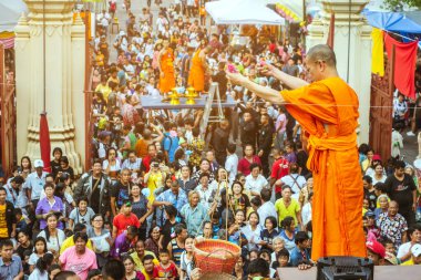 NAKHON THAILAND - NOVEMBER 16: Kimliği belirlenemeyen Tayland rahipleri, Tayland 'ın Nakhon Pathom kentinde Kasım 16.2019' da Wat Phra Pathommachedi 'de yapılan dini bir sadaka töreni olarak fakir / görgü tanıklarına kurdele-çiçek verdi.