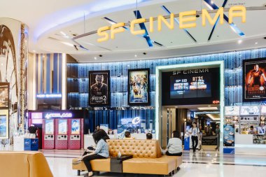 KANCHANABURI THAILAND - 16 Şubat: Kimliği belirsiz insanlar filmi izlemek için 16 Şubat 2020 'de Kanchanaburi, Tayland' daki Robinson mağazasında bekliyorlar