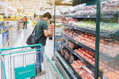 KANCHANABURI, THAILAND - 6 Mayıs 2020: Corona Virüsü 'nün önlenmesi için yüz maskesi takan tanımlanamayan müşteri (Covid -2019) ve 6 Mayıs 2020 tarihinde Lotus Süpermarketinden alışveriş