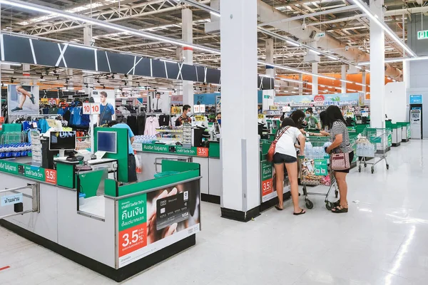 KANCHANABURI, THAILAND - 6 Mayıs 2020: Corona Virüsü 'nün önlenmesi için yüz maskesi takan tanımlanamayan müşteri (Covid -2019) ve 6 Mayıs 2020 tarihinde Lotus Süpermarketinden alışveriş