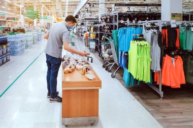 KANCHANABURI, THAILAND - 6 Mayıs 2020: Corona Virüsü 'nün önlenmesi için yüz maskesi takan tanımlanamayan müşteri (Covid -2019) ve 6 Mayıs 2020 tarihinde Lotus Süpermarketinden alışveriş