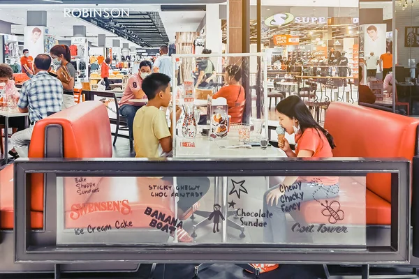 Kanchanaburi Tailandia Mayo 2020 Personas Identificadas Comen Helados Con Pantallas —  Fotos de Stock