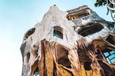DALAT, VIETNAM. 26 Nisan 2019. Tanımlanamayan turistler 26 Nisan 2019 'da Dalat, Vietnam' daki Hang Nga Konuk Evi 'ne ziyarete geliyor. Vietnamlı kadın mimar Dang Viet Nga tarafından tasarlandı ve inşa edildi.