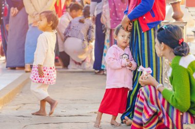 BAGAN-Myanmar, 21 Ocak 2019: Tanımlanamayan turistler Shwezigon Pagoda 'da 21 Ocak 2019, Bagan, Myanmar.