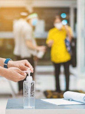 Corona virüsünün yayılmasını önlemek için el temizliği için alkol jeli şişelerini temizleyin (Covid-19). Giriş servisini süpermarketten almadan önce müşteriler için kayıt defterine yerleştir.