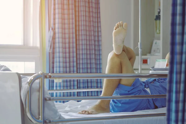Пациент Пожилого Возраста Расслабляется Постели Скрестив Ноги Хорошем Настроении Подождать — стоковое фото