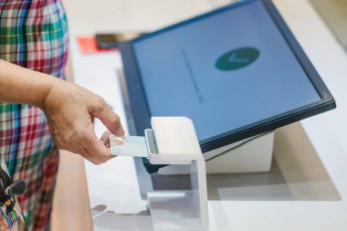 Kadınlara yakın çekim için müzeye bilet almak için kimlik doğrulama makinesine yerleştirilmiş kimlik kartını kullanın. Seçici odak.