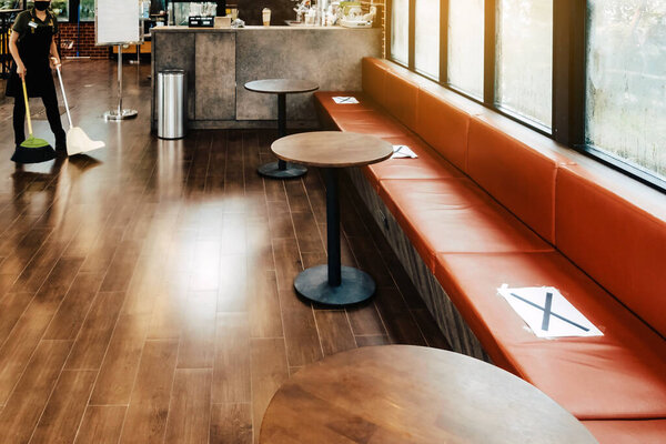 Альтернативный знак рассадки для правил социальной дистанции в кафе на расстоянии одного места от других людей для защиты от вируса Короны (COVID-19), социального дистанцирования от инфекции.