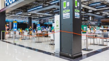 KANCHANABURI, THAILAND-MAYIS 26 Mayıs 2020: Robinson Alışveriş Merkezi 'ndeki COVID-19 salgınından dolayı sosyal uzaklık politikası sırasında seyrek kişilerle ve ayrı masalarla yeniden açılan Food Park manzarası.