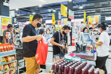 KANCHANABURI, THAILAND - 30 Mayıs 2020: Corona Virüsü için yüz maskesi takan kimliği belirsiz müşteriler (Covid -2019) ve 30 Mayıs 2020 'de Robinson mağazasından alışveriş