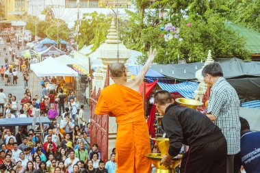 NAKHON THAILAND - NOVEMBER 16: Kimliği belirlenemeyen Tayland rahipleri, Tayland 'ın Nakhon Pathom kentinde Kasım 16.2019' da Wat Phra Pathommachedi 'de yapılan dini bir sadaka töreni olarak fakir / görgü tanıklarına kurdele-çiçek verdi.