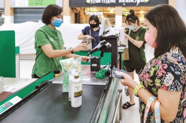 KANCHANABURI, THAILAND - 6 Mayıs 2020: Corona Virüsü 'nün önlenmesi için yüz maskesi takan tanımlanamayan müşteri (Covid -2019) ve 6 Mayıs 2020 tarihinde Lotus Süpermarketinden alışveriş