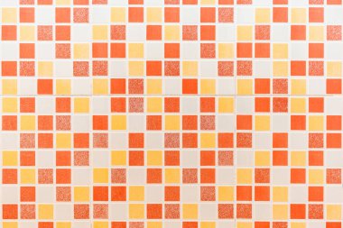 Beyaz dolgulu çok renkli kare mozaik döşeme dokusu banyodaki duvarı süslüyor..