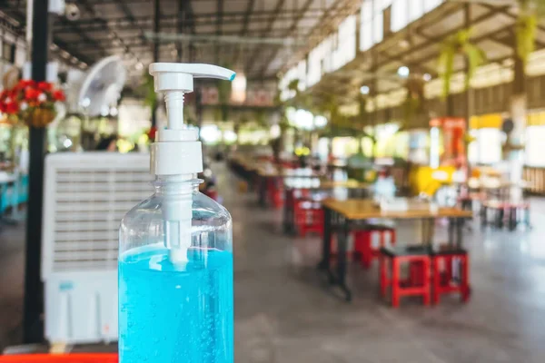 Синяя Бутылка Геля Алкоголя Столе Клиентов Очистить Руки Перед Входом — стоковое фото