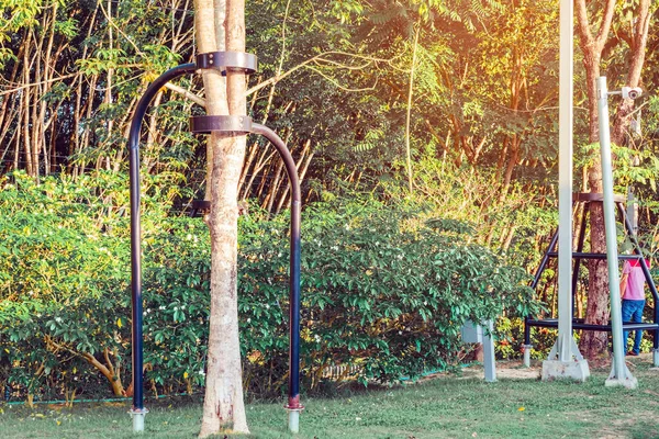 Coluna Aço Preto Suporta Controla Ramos Troncos Árvore Para Ficar — Fotografia de Stock