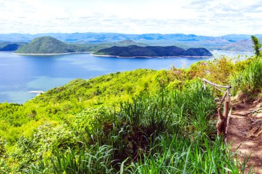 Si Sawat Bölgesi, Kanchanaburi Tayland 'daki Srinagarind Barajı üzerinde büyük bir rezervuarla doğanın güzel manzarası..