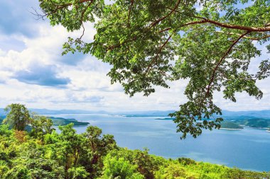 Si Sawat Bölgesi, Kanchanaburi Tayland 'daki Srinagarind Barajı üzerinde büyük bir rezervuarla doğanın güzel manzarası..