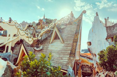 DALAT, VIETNAM. 26 Nisan 2019. Tanımlanamayan turistler 26 Nisan 2019 'da Dalat, Vietnam' daki Hang Nga Konuk Evi 'ne ziyarete geliyor. Vietnamlı kadın mimar Dang Viet Nga tarafından tasarlandı ve inşa edildi.