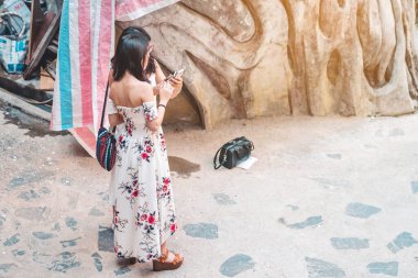 DALAT, VIETNAM. 26 Nisan 2019. Tanımlanamayan turistler 26 Nisan 2019 'da Dalat, Vietnam' daki Hang Nga Konuk Evi 'ne ziyarete geliyor. Vietnamlı kadın mimar Dang Viet Nga tarafından tasarlandı ve inşa edildi.