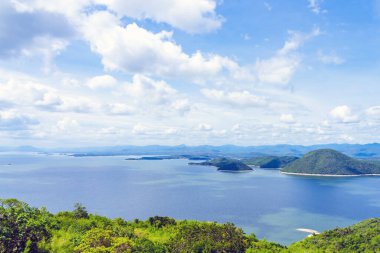 Si Sawat Bölgesi, Kanchanaburi Tayland 'daki Srinagarind Barajı üzerinde büyük bir rezervuarla doğanın güzel manzarası..