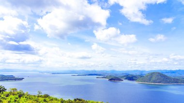 Si Sawat Bölgesi, Kanchanaburi Tayland 'daki Srinagarind Barajı üzerinde büyük bir rezervuarla doğanın güzel manzarası..