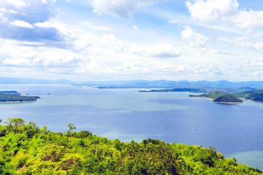 Si Sawat Bölgesi, Kanchanaburi Tayland 'daki Srinagarind Barajı üzerinde büyük bir rezervuarla doğanın güzel manzarası..