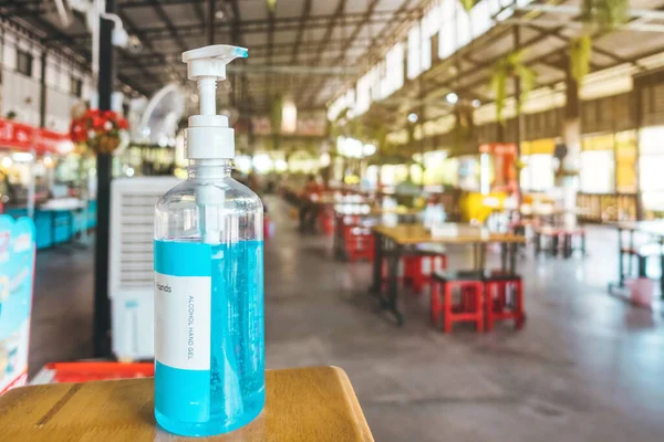 Синяя Бутылка Геля Алкоголя Столе Клиентов Очистить Руки Перед Входом — стоковое фото