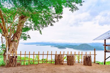 Tahta kütükten yapılmış doğal sandalye, dinlenme noktasını gözlemek için. Kanchanaburi, Tayland 'daki Rai Ya Yam manzaralı Srinagarind Barajı üzerinde büyük bir rezervuarı olan güzel bir doğa manzarası..