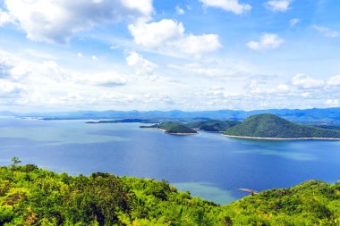 Si Sawat Bölgesi, Kanchanaburi Tayland 'daki Srinagarind Barajı üzerinde büyük bir rezervuarla doğanın güzel manzarası..