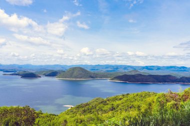 Si Sawat Bölgesi, Kanchanaburi Tayland 'daki Srinagarind Barajı üzerinde büyük bir rezervuarla doğanın güzel manzarası..