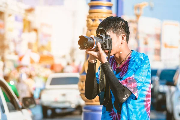 Młody Fotograf Mokrych Ubraniach Używa Lustrzanki Robienia Zdjęć Festiwalu Wodnego — Zdjęcie stockowe