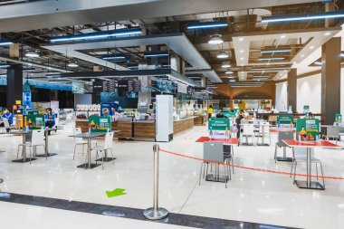 KANCHANABURI, THAILAND-MAYIS 26 Mayıs 2020: Robinson Alışveriş Merkezi 'ndeki COVID-19 salgınından dolayı sosyal uzaklık politikası sırasında seyrek kişilerle ve ayrı masalarla yeniden açılan Food Park manzarası.