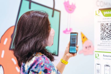 KANCHANABURI, THAILAND-MAYIS 19,2020: Tüm insanlar, Corona virüsünün (Covid-19) Robinson 'da yayılmasını önlemek için alışveriş yapmadan önce bir QR kodu veya kayıt defteri kullanarak kimliklerini kaydetmek zorundalar