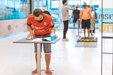 KANCHANABURI, THAILAND-MAYIS 19,2020: Tüm insanlar, Corona virüsünün (Covid-19) Robinson 'da yayılmasını önlemek için alışveriş yapmadan önce bir QR kodu veya kayıt defteri kullanarak kimliklerini kaydetmek zorundalar