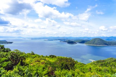 Si Sawat Bölgesi, Kanchanaburi Tayland 'daki Srinagarind Barajı üzerinde büyük bir rezervuarla doğanın güzel manzarası..