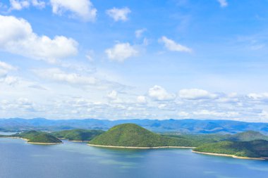 Si Sawat Bölgesi, Kanchanaburi Tayland 'daki Srinagarind Barajı üzerinde büyük bir rezervuarla doğanın güzel manzarası..