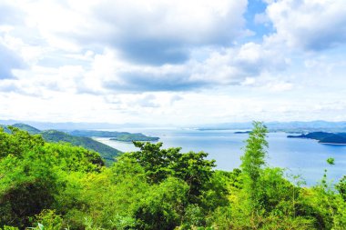Si Sawat Bölgesi, Kanchanaburi Tayland 'daki Srinagarind Barajı üzerinde büyük bir rezervuarla doğanın güzel manzarası..