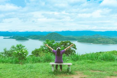 Kadın manzarası, Si Sawat Mahallesi, Kanchanaburi Tayland 'daki Srinagarind Barajı' nın yukarısında büyük bir rezervuarla doğanın güzel manzarasının keyfini çıkarıyor..