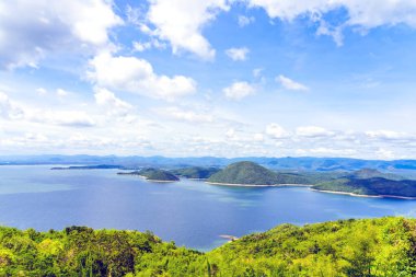 Si Sawat Mahallesi, Kanchanaburi Tayland 'daki Srinagarind Barajı' nın üzerinde büyük bir rezervuarla doğanın güzel manzarası..
