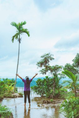 Kadın manzarası, Si Sawat Mahallesi, Kanchanaburi Tayland 'daki Srinagarind Barajı' nın yukarısında büyük bir rezervuarla doğanın güzel manzarasının keyfini çıkarıyor..