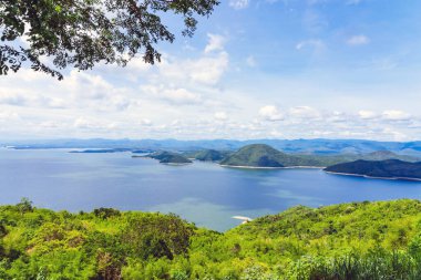 Si Sawat Mahallesi, Kanchanaburi Tayland 'daki Srinagarind Barajı' nın üzerinde büyük bir rezervuarla doğanın güzel manzarası..